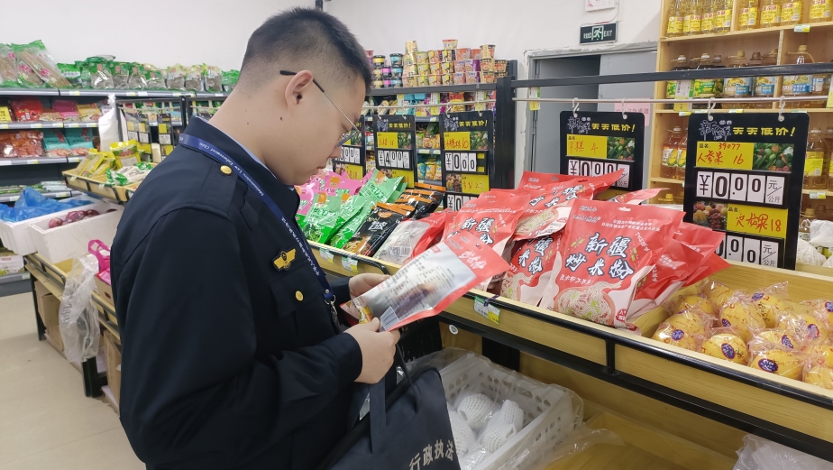 六师“市场监管在行动” 月月守护，让消费者在日用百货销售中放心购物